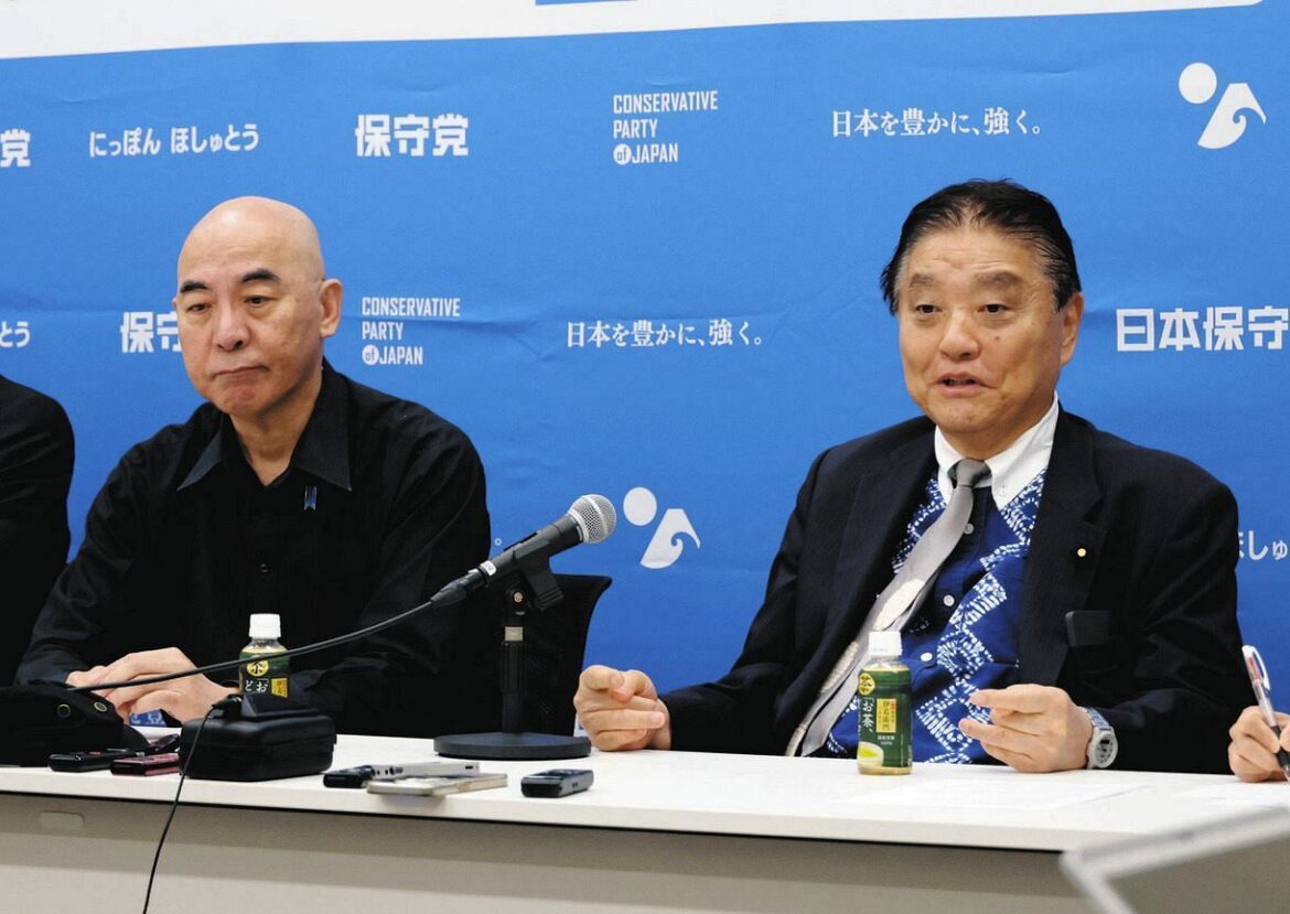 記者会見する日本保守党の河村たかし共同代表（右）と百田尚樹代表＝5月13日、東京・国会で