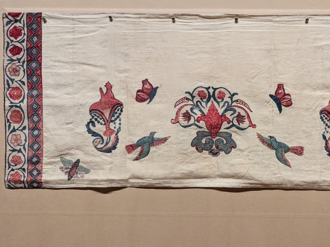 2階展示風景より、《白地花鳥文様更紗ベッド天蓋用布地裂》17世紀　カルン・タカール・コレクション、ロンドン
