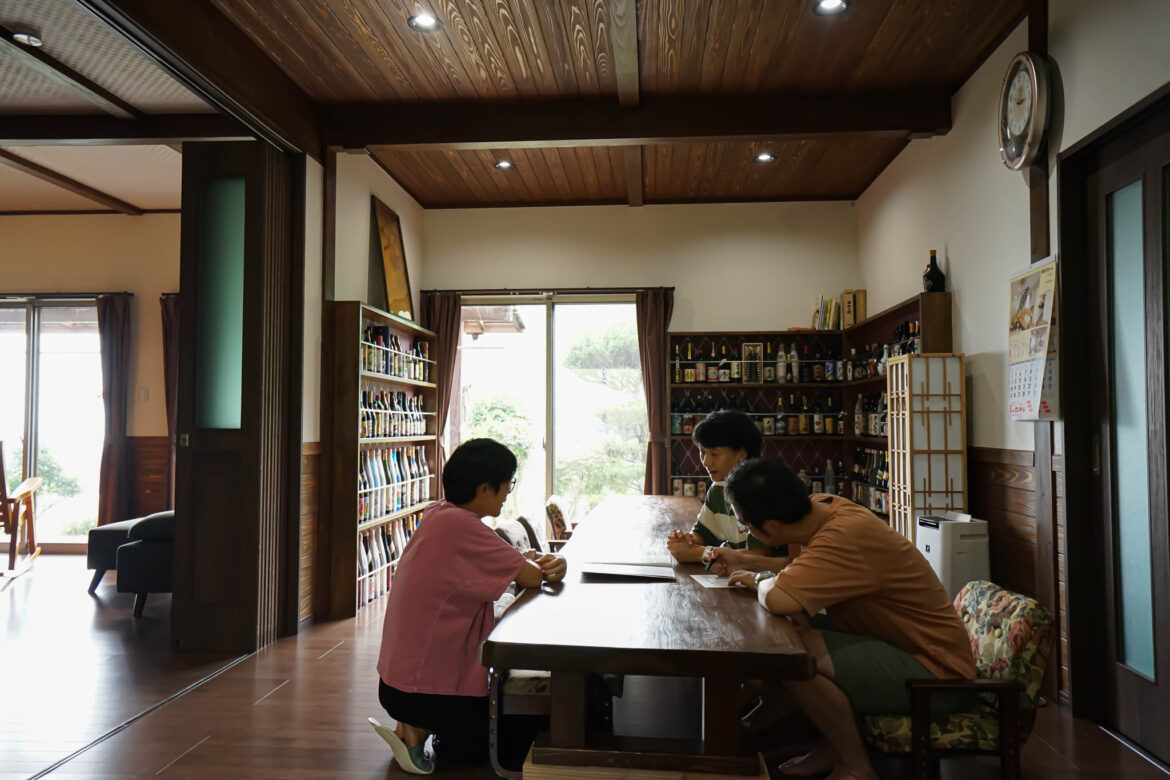 real local
鹿児島【鹿児島県阿久根市】「大川の日常」×「一軒貸切の宿」から生まれる阿久根暮らしの新しい選択肢。／ 的場邸 matobatei - reallocal｜移住やローカルまちづくりに興味がある人のためのサイト【インタビュー】