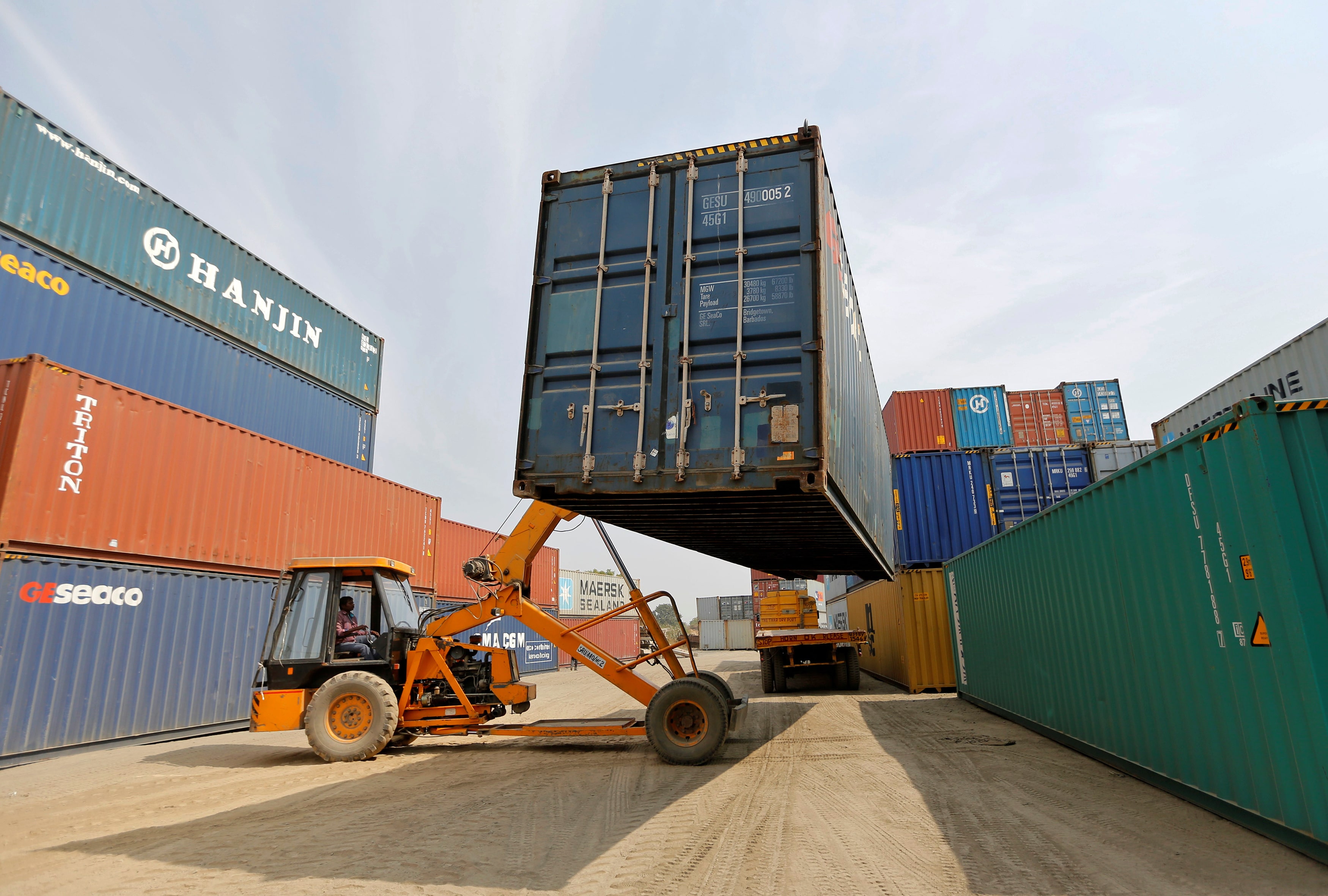 インド貿易赤字、8月は264億ドルに縮小
