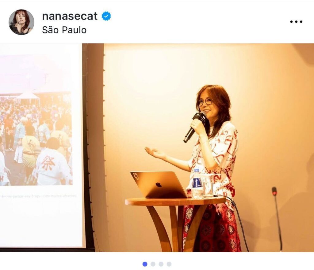 相川七瀬、友人の故・大宮エリーのTシャツを着用してブラジルで講演　テーマは日系社会の祭り文化について - エキサイトニュース