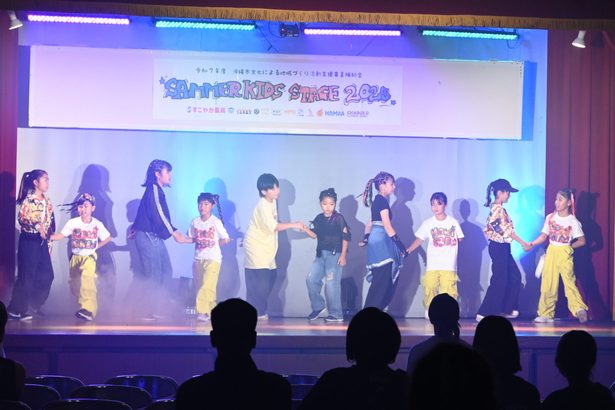 本格舞台でダンス披露　沖縄市でキッズステージ