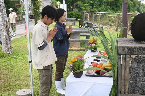動物たちへ感謝の祈り　沖縄こどもの国で慰霊祭