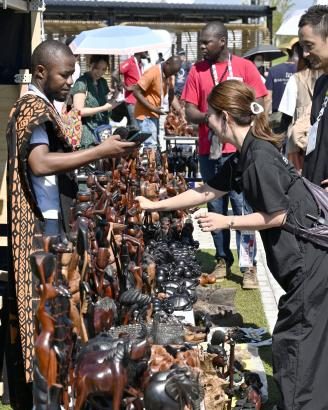 万博でアフリカ音楽、グルメ披露　「コモンズ祭り」にぎわい