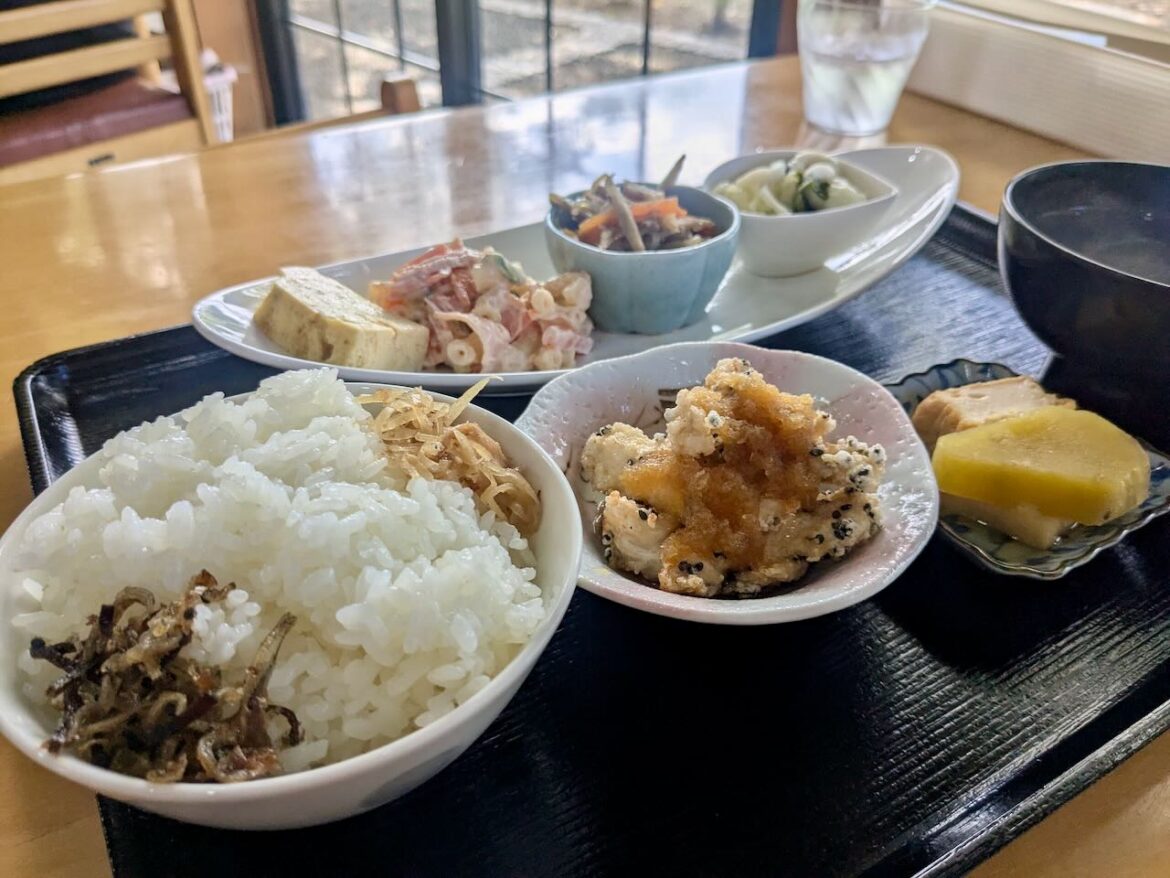 朝倉ふるさと交流館にある家庭的な料理が楽しめるカフェ「シュクレとわたし」でお手頃ランチ！ – みとん今治