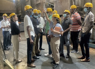 生ごみたい肥化施設を見学する参加者