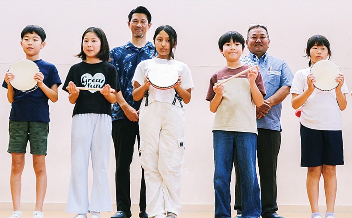 横浜・鶴見沖縄県人会 市場小に沖縄太鼓寄贈 運動会のエイサー演舞に | 鶴見区