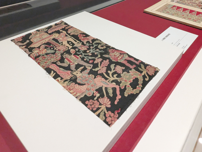2階展示風景より、《黒地人物獣文様更紗裂》19世紀　カルン・タカール・コレクション、ロンドン