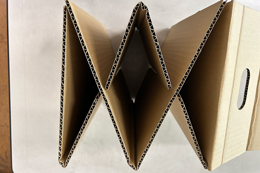 段ボール製だが強度は十分にあるという