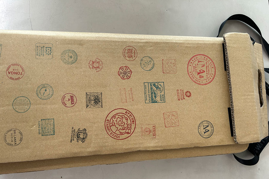 段ボールでできていることから、万博の記念スタンプを押すといった楽しみ方も