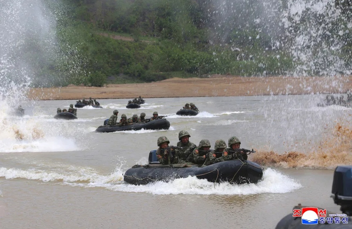 北朝鮮の国営メディアが公開した北朝鮮兵が参加した軍事演習の様子/Korean Central News Agency/Korea News Service/AP