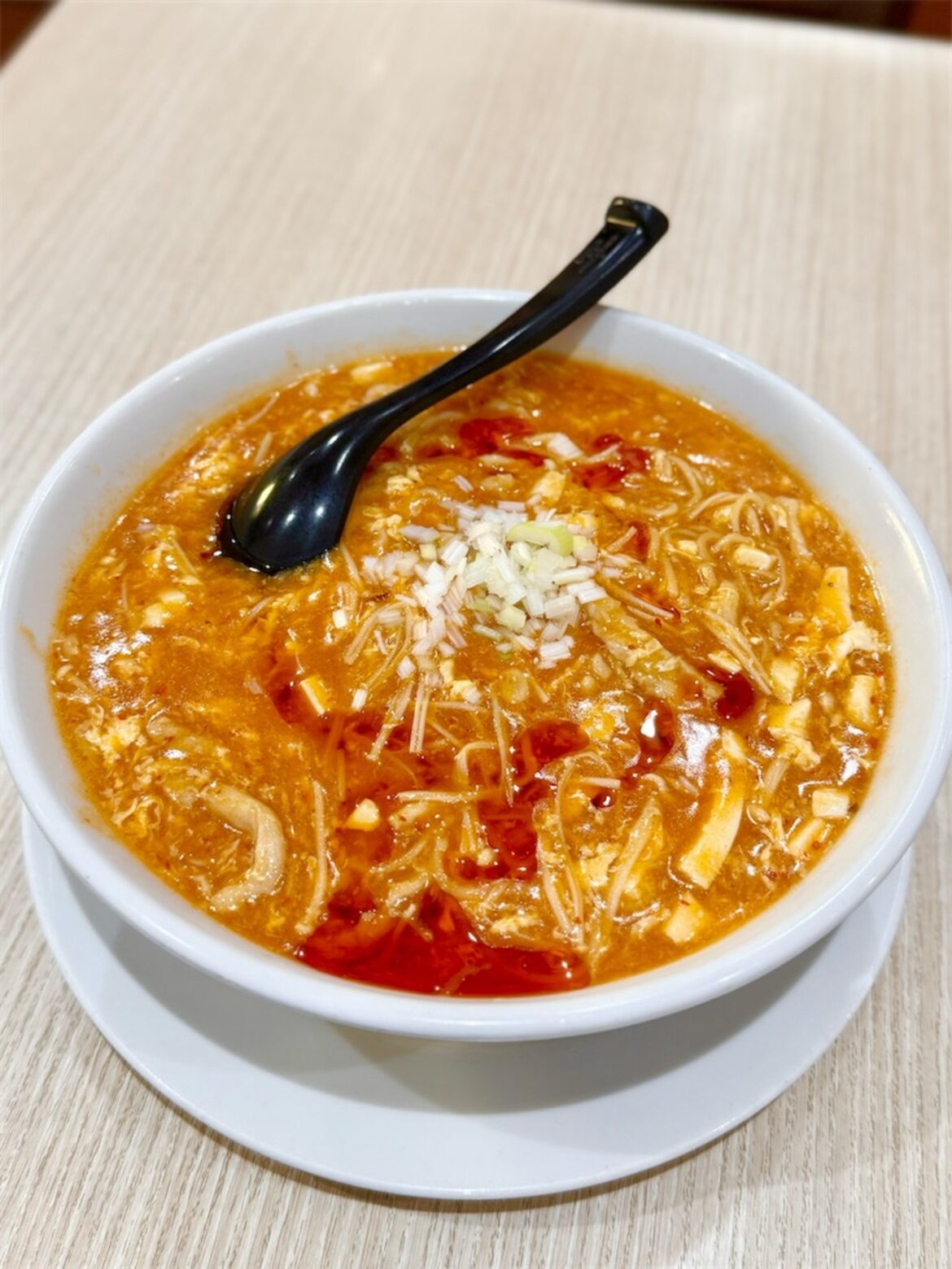 横浜中華街｜夏なのに食べたくなるアツアツラーメン！激辛店で見つけた優しいランチ｜湖南四川料理 湘厨 - みうけんのヨコハマ原付紀行