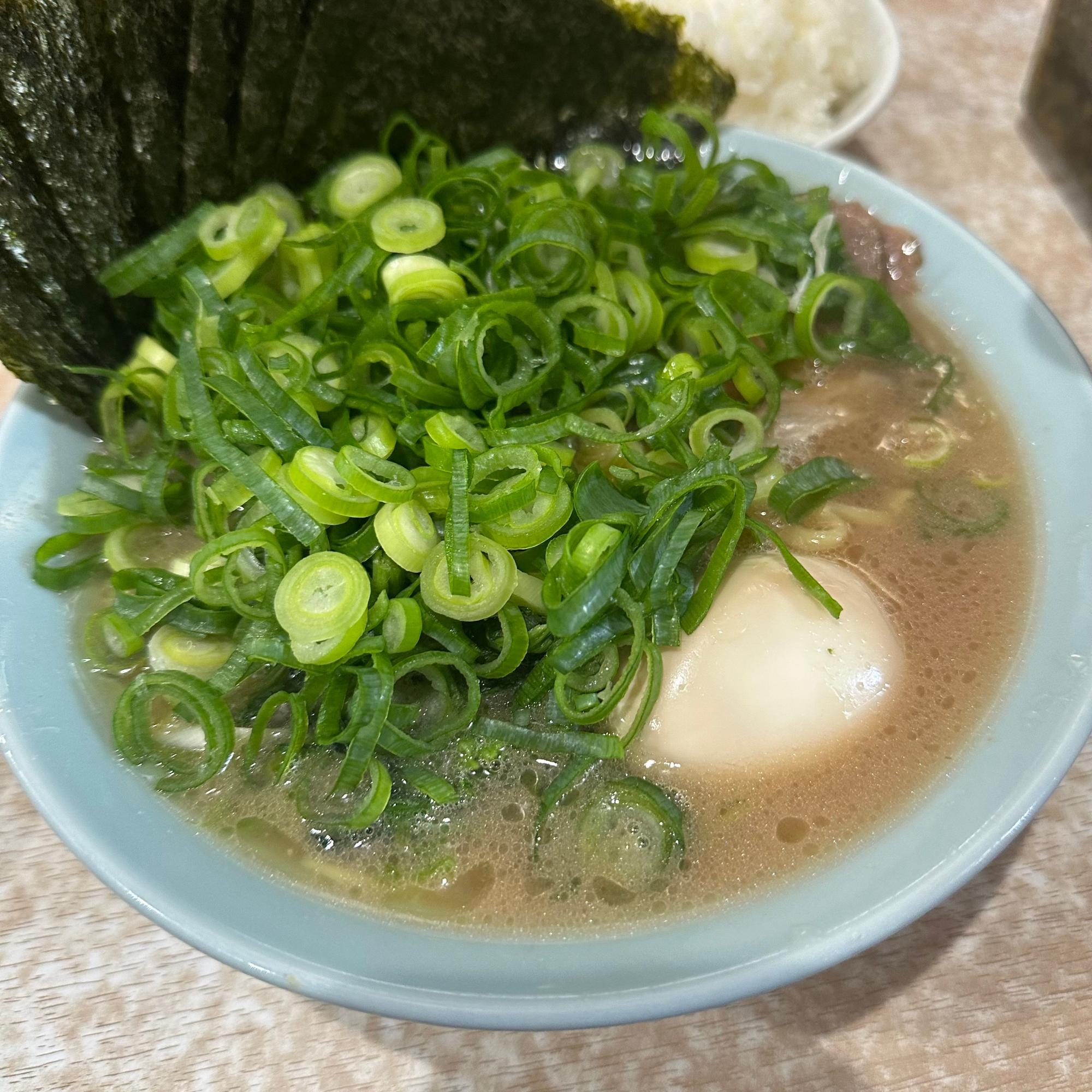 注文したのは「特選ラーメン」（1,300円）＋青ネギ(200円)。