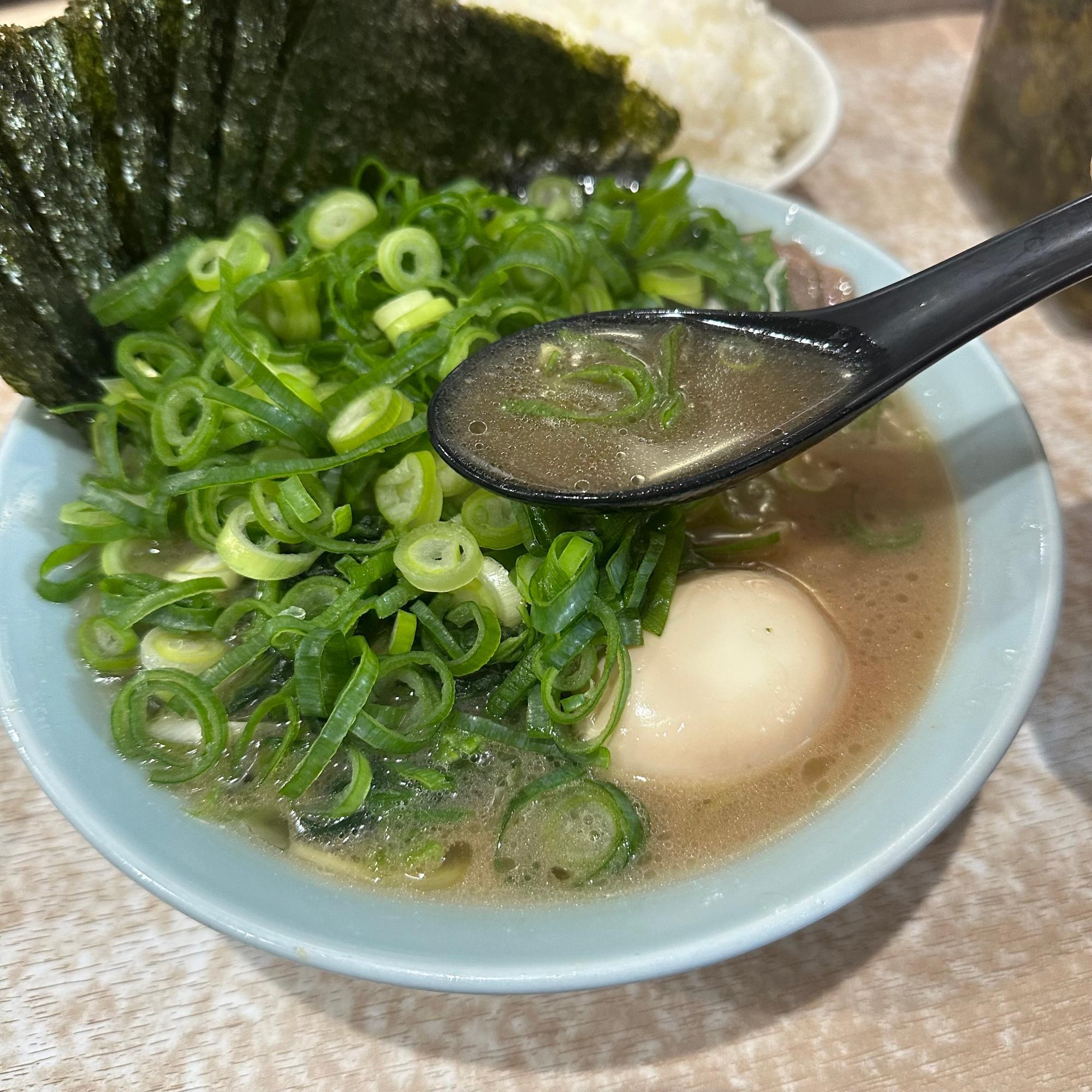 スープは粘度が控えめながら、豚骨の旨味と鶏油のコクがじんわり広がるバランス型。