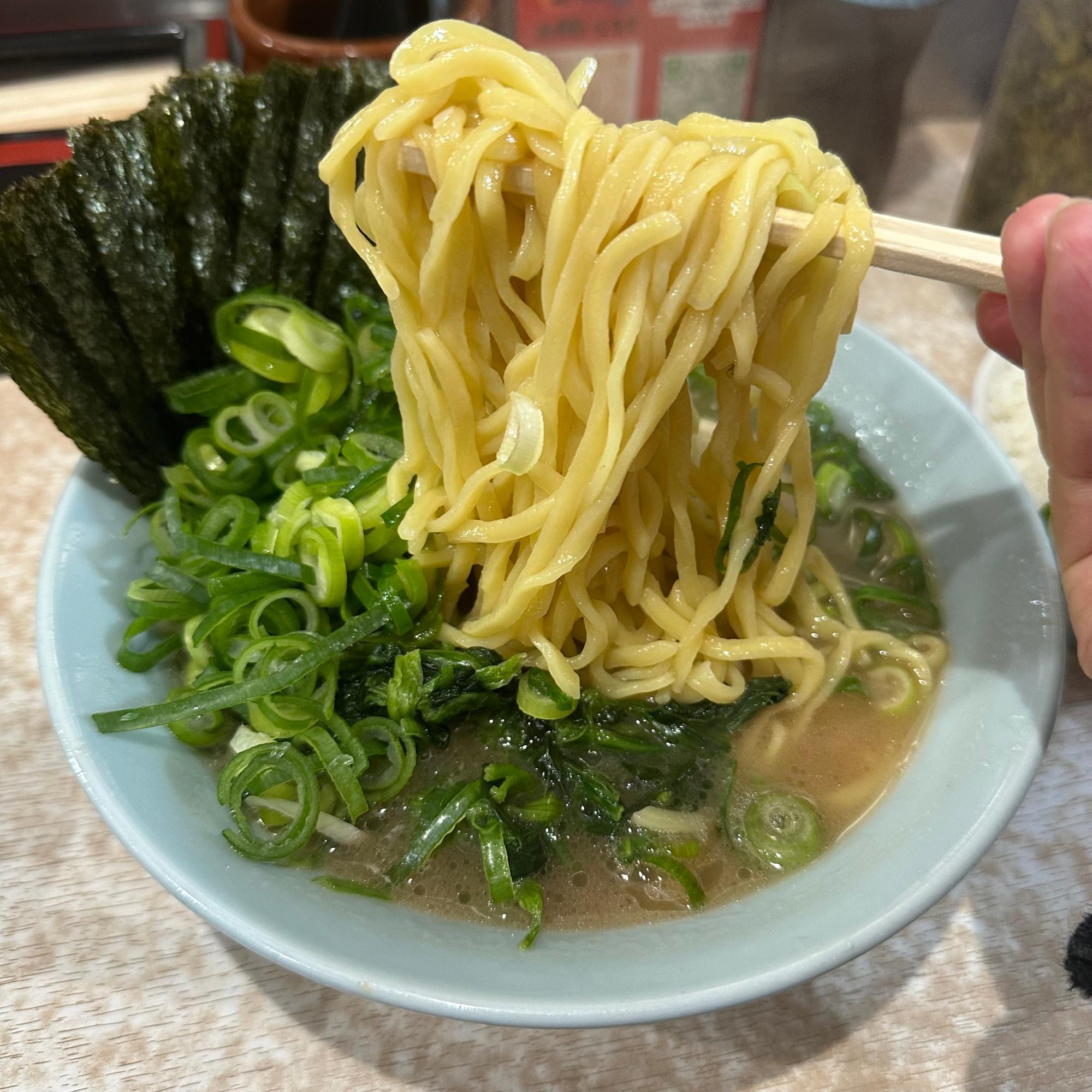 麺は家系の王道である酒井製麺の中太ストレート。かため指定にしてもモチモチ感が残り、スープとの絡みも抜群。