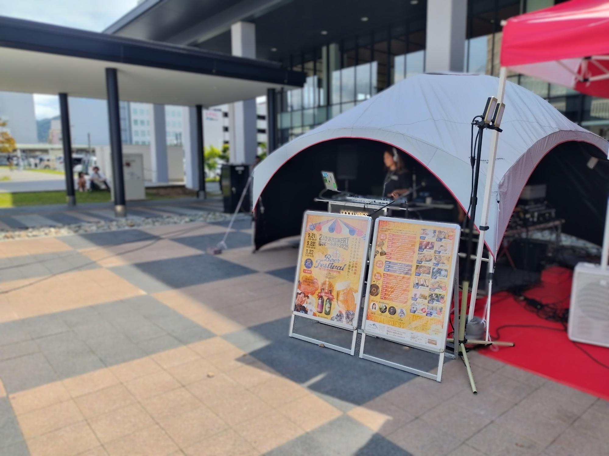 会場にはDJブースも登場。