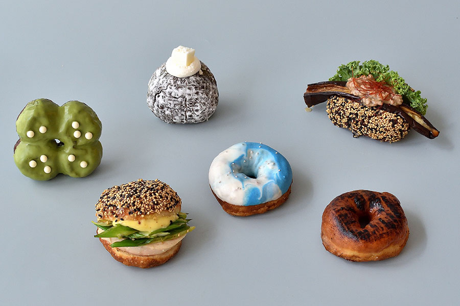 I'm donut?京都限定新商品(一部抜粋)/右上から時計回りに『京茄子そぼろあん』『みたらし』『スペイシーブルー』『九条ネギと鶏むね肉の柚子胡椒ゴマだれ』『黒胡麻生フレンチクルーラー』『ココナッツわらび』