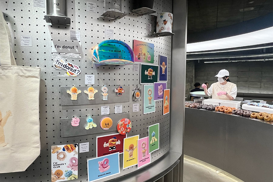 オリジナルキャラを使ったグッズも好評だという同店。最近発売したキャップなども揃う