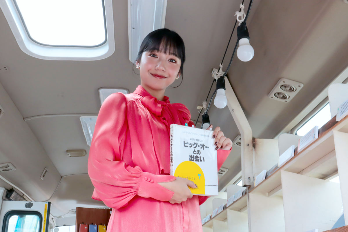 並ぶのは県ゆかりの著名人が選ぶ“人生の本”！移動式図書館「兵庫県 旅するキッカケ文庫」がスタート [画像]