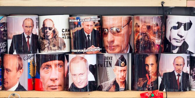観光客向けに販売されるプーチンの写真がデザインされたカップ