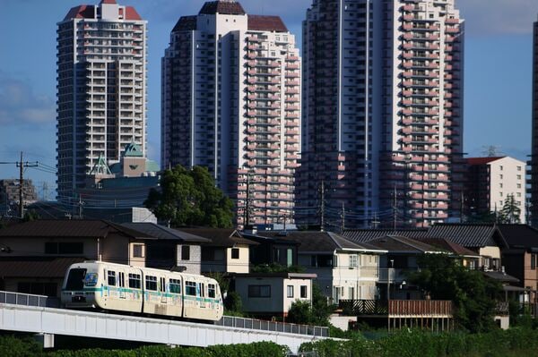 千葉県佐倉市の「ユーカリが丘」を背にモノレールが走る（写真：HiLens/イメージマート）