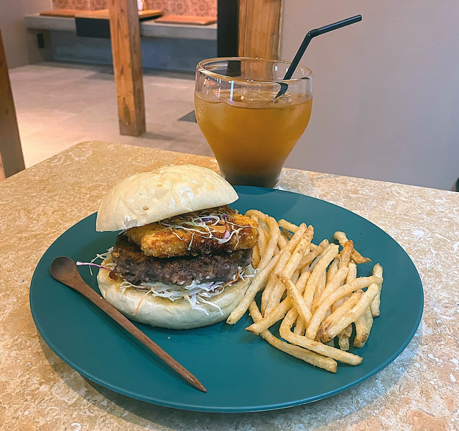 「和牛と島豆腐カツバーガー」とクラフトジンジャー、フライドポテトのセット。バーガーは木製のジーファー（かんざし）を刺して留める
