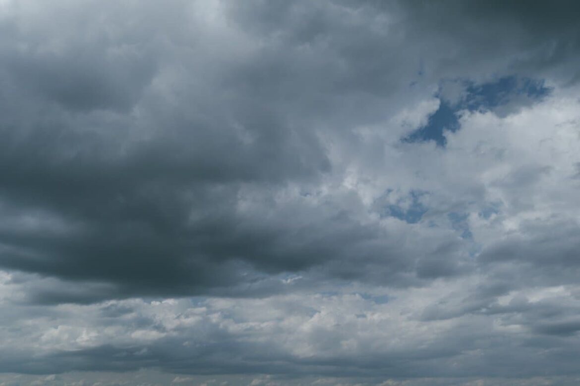 激しい雷雨の後に撮影した東京スカイツリー　珍しすぎる姿に「ラピュタみたい」「カリン塔のよう」と話題 | LIMO | くらしとお金の経済メディア