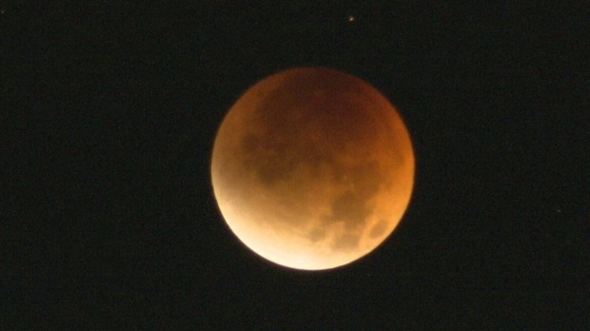 ３年ぶりの皆既月食 夜空に赤銅色の月が浮かぶ 山梨でも観測 次みられるのは来年 | 山梨のニュース | ＵＴＹテレビ山梨 (1ページ) - TBS NEWS DIG