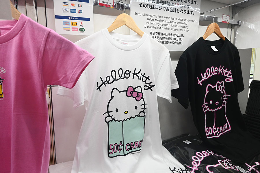 Hello Kitty展オリジナル Tシャツ（4400円）撮影：Lmaga.jp