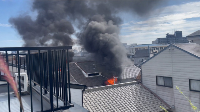 【速報】大阪市福島区の木造住宅で火事　高齢男女含む３人が救急搬送　消火活動あたった消防隊員２人も軽傷
