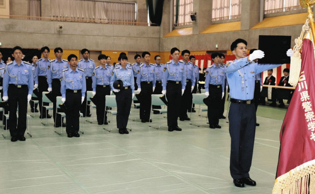 県民に寄り添う警官に　県警察学校 32人卒業