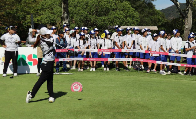 プロの迫力、裏方の大切さを体感 玉野の中学生１７０人 山陽新聞レディース杯ゴルフ会場訪れる