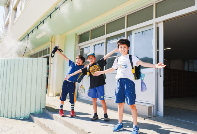 幸町小学校 ミストシャワー設置で快適 「ずっと浴びてたい」〈川崎市川崎区・川崎市幸区〉