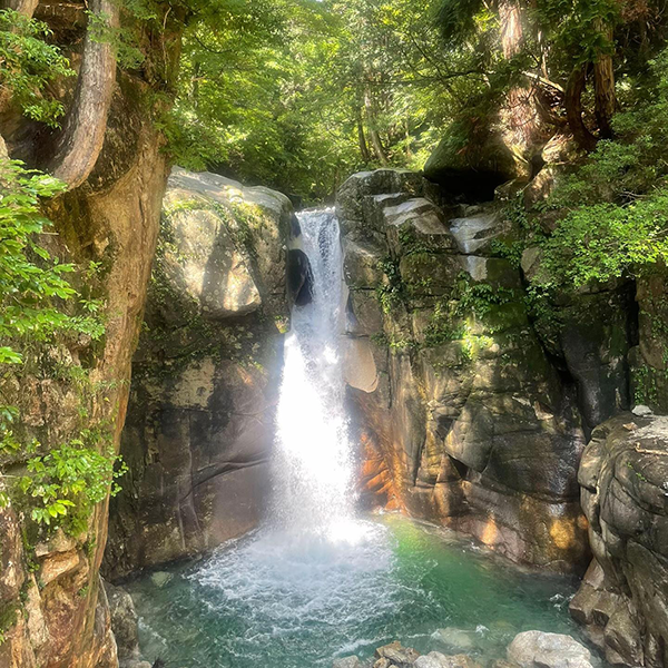 白川郷エリアにある白水滝の風景