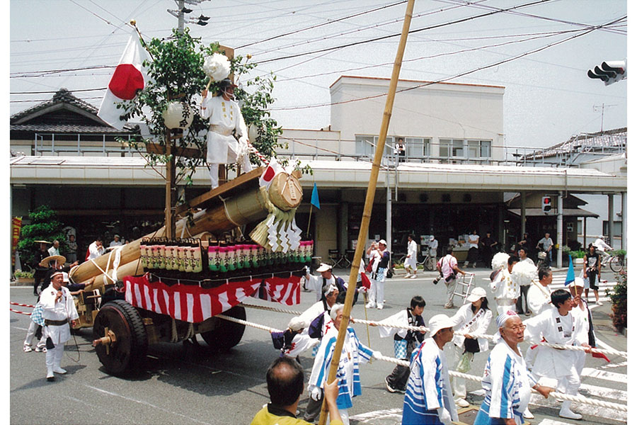 20年前に伊勢市内をお木曳車が曳行する様子