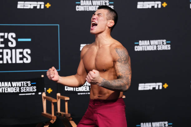 コ·ソクヒョンが2024年9月、米国ネバダ州エンタープライズContender Seriesシーズン84週目のウェルター級勝利後、デイナ·ホワイト会長兼CEOからUFC契約を通報されると感激している。 写真=TKO