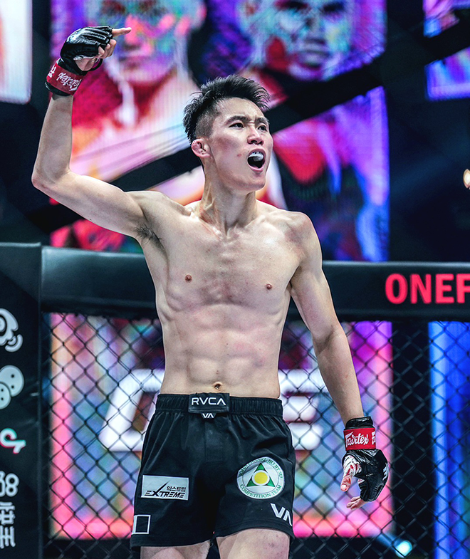 クォン·ウォンイルが2022年11月、シンガポール室内体育館ONE Championship 163バンタム級競技3ラウンドTKO勝ち後、喜んでいる。 사진=Group One Holdings Pte. Ltd.