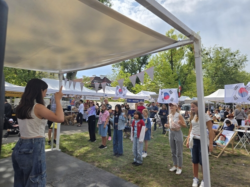 ポーランドのワルシャワで13~14日に開かれた「Korean Breakfast Festival」でK-POPダンスレッスンが行われている。 キム·サンギュKサービス代表
