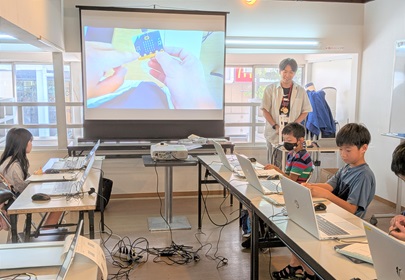 micro:bitを提示しながら説明する細川祥吾さん