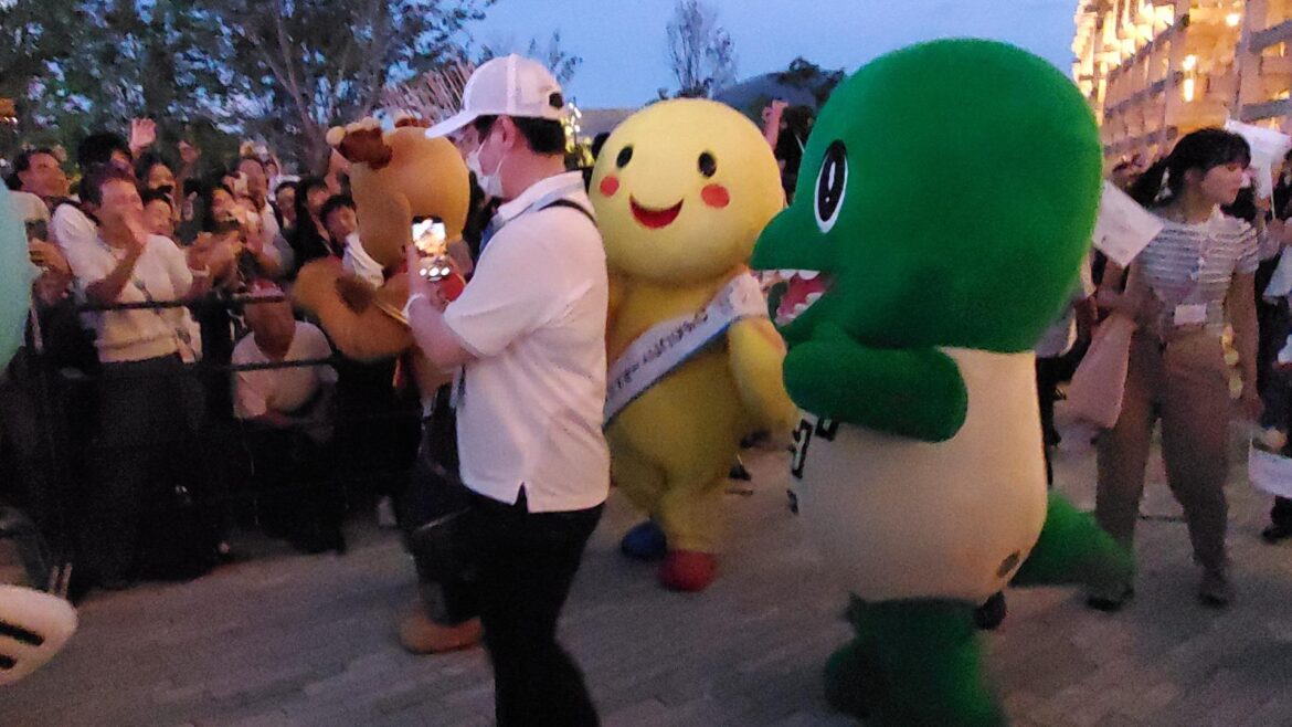 兵庫県キャラ「はばタン」がイタリアちゃんなどの万博キャラやアテンダントと一緒にパレード！（斎信夫（いつき）） - エキスパート - Yahoo!ニュース