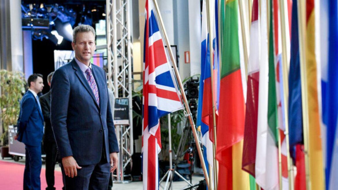 元Brexit Party MEPは、ロシアのためにシルに賄briを受け入れることを認めています