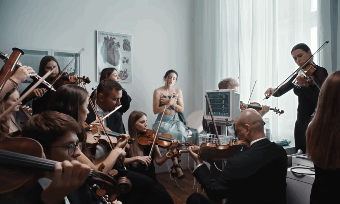 スペイン発グローバル・アイコンRosalíaが最新作『LUX』よりBjörk、Yves Tumor参加の先行配信曲「Berghain」をMVと共に緊急リリース! – Pointed スペイン発グローバル・アイコンRosalíaが最新作『LUX』よりBjörk、Yves Tumor参加の先行配信曲「Berghain」をMVと共に緊急リリース! – Pointed