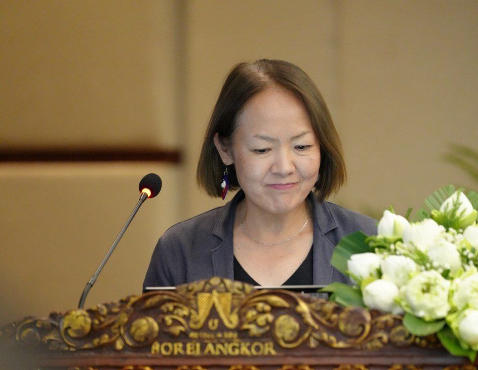 国際会議でスピーチする小向絵理さん 