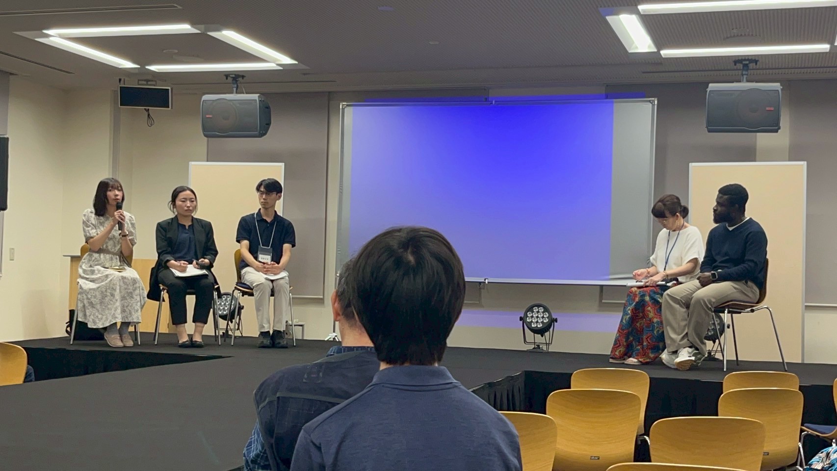 ラウンドテーブルでの様子（左から1番目が山本さん、4番目が今井夏子さん）