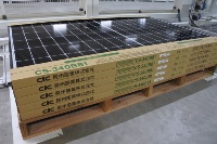 工場で出荷を待つ長州産業製太陽光パネル