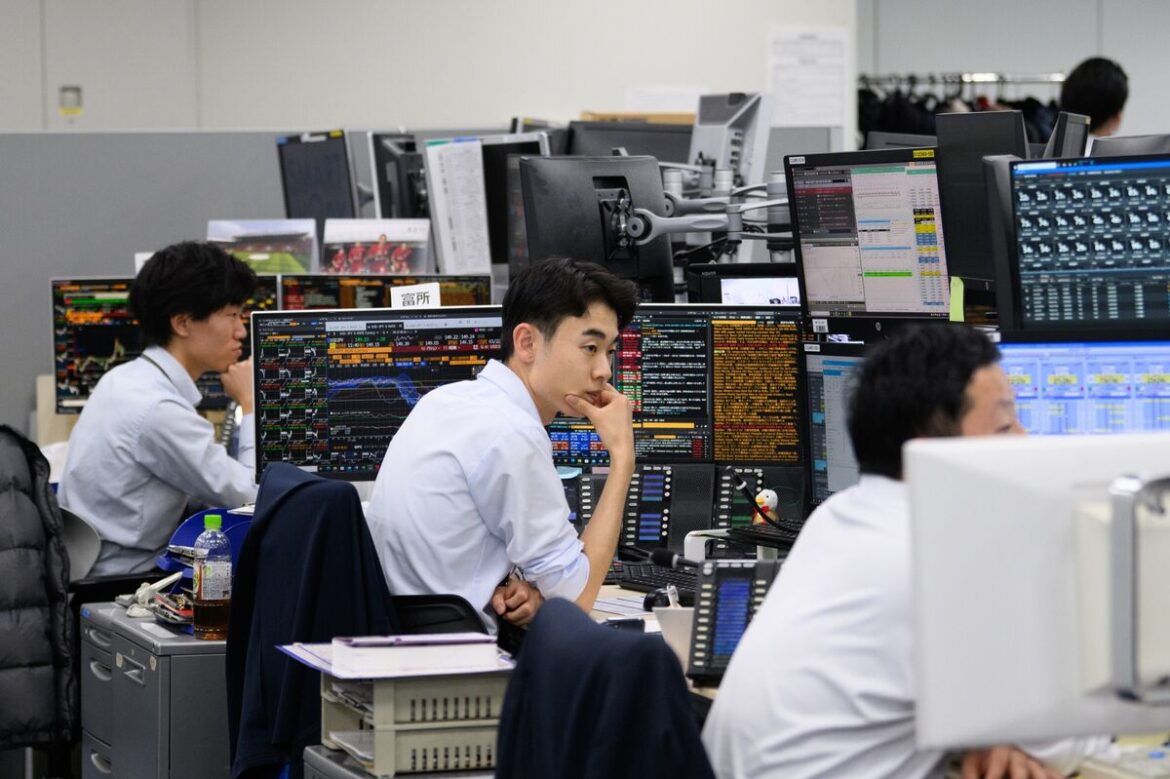 債券は下落、自民・維新会談受け金融政策正常化と財政拡張観測 - Bloomberg