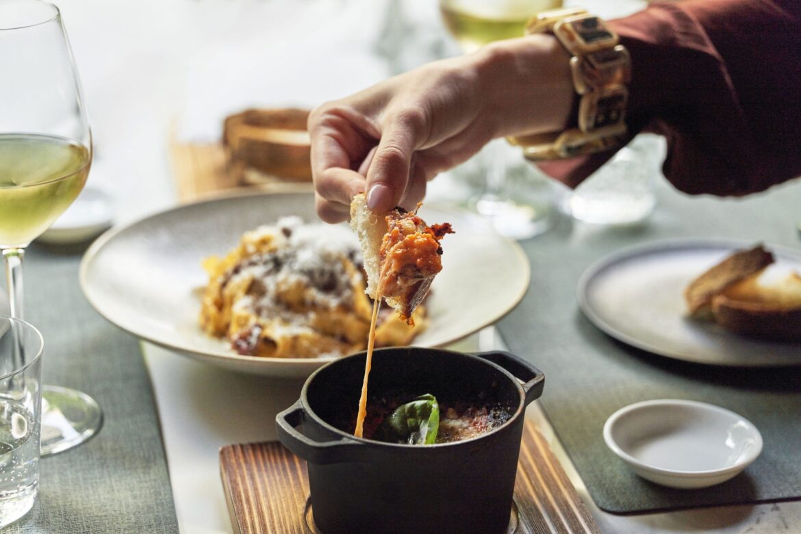 国内ヒルトン初  イタリアの情熱と温もりが息づくオステリアが京都に誕生 「オステリア イタリアーナ セブン・エンバーズ」が新コンセプトでオープン | ヒルトン京都のプレスリリース 国内ヒルトン初  イタリアの情熱と温もりが息づくオステリアが京都に誕生 「オステリア イタリアーナ セブン・エンバーズ」が新コンセプトでオープン | ヒルトン京都のプレスリリース