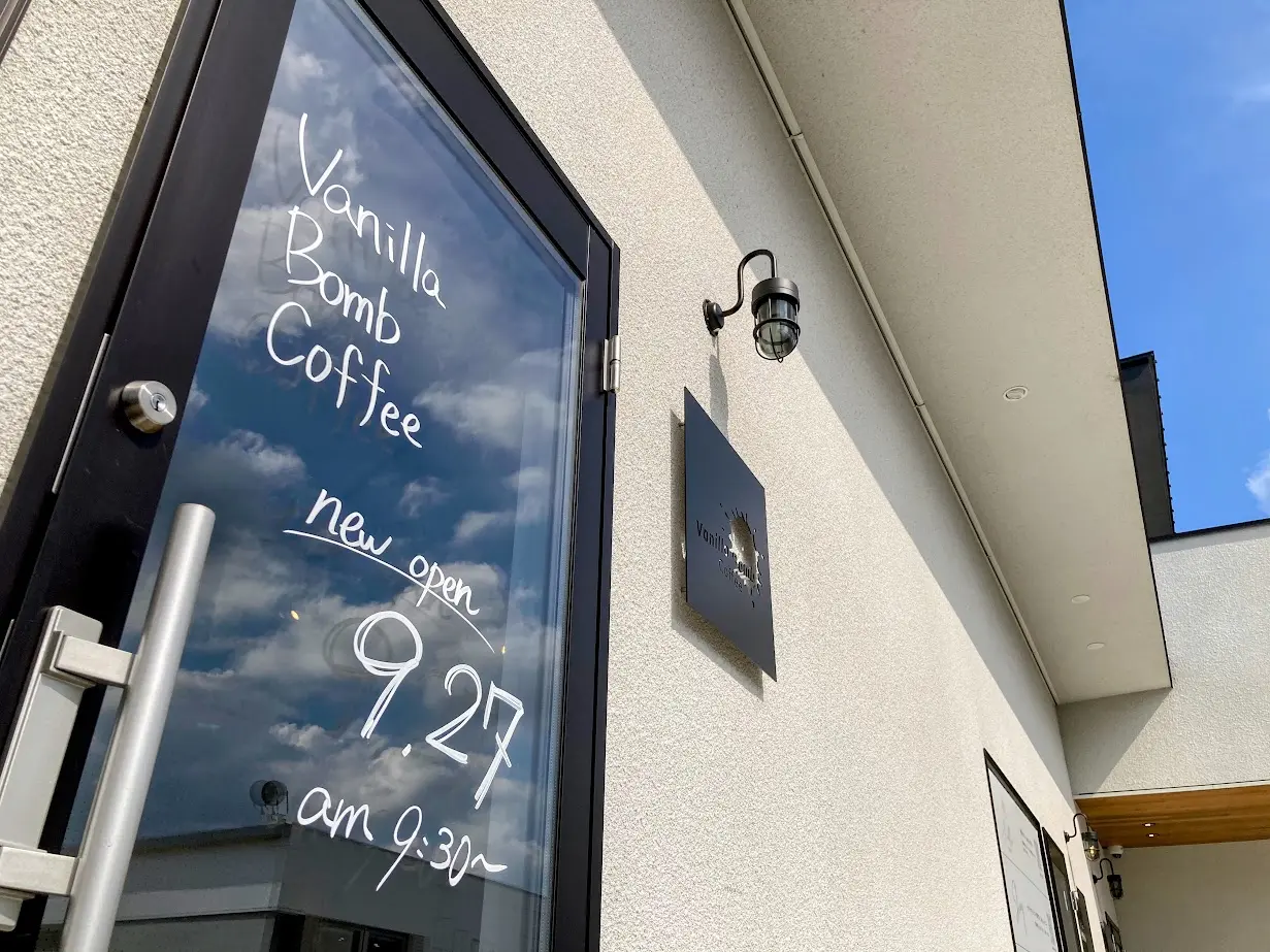 バニラボムコーヒーのドアに手書きメッセージ