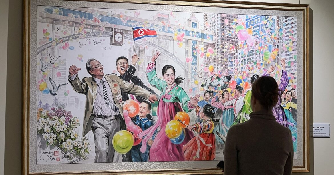 アングル：ウクライナ戦の共闘誇る露朝、モスクワで「最大規模」の北朝鮮美術展 | ロイター