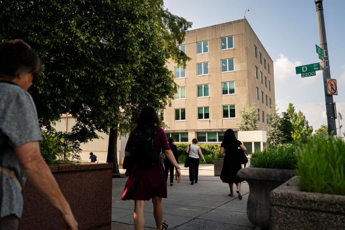 トランプ氏が連邦職員削減を協議へ、民主党に圧力－政府閉鎖2日目 - Bloomberg